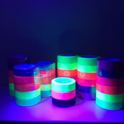 Schwarzes helles leuchtendes Klebstreifen-Neonleuchtstoffbaumwollstoff-UVband-warnendes Band für Partei Anbieter