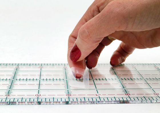Rutschfeste Grip-Dots -- Klebergripper für Lineale und Vorlagen